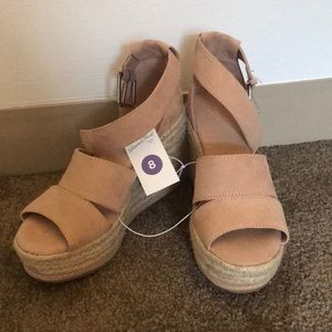 Adorable perfect wedged shoes!